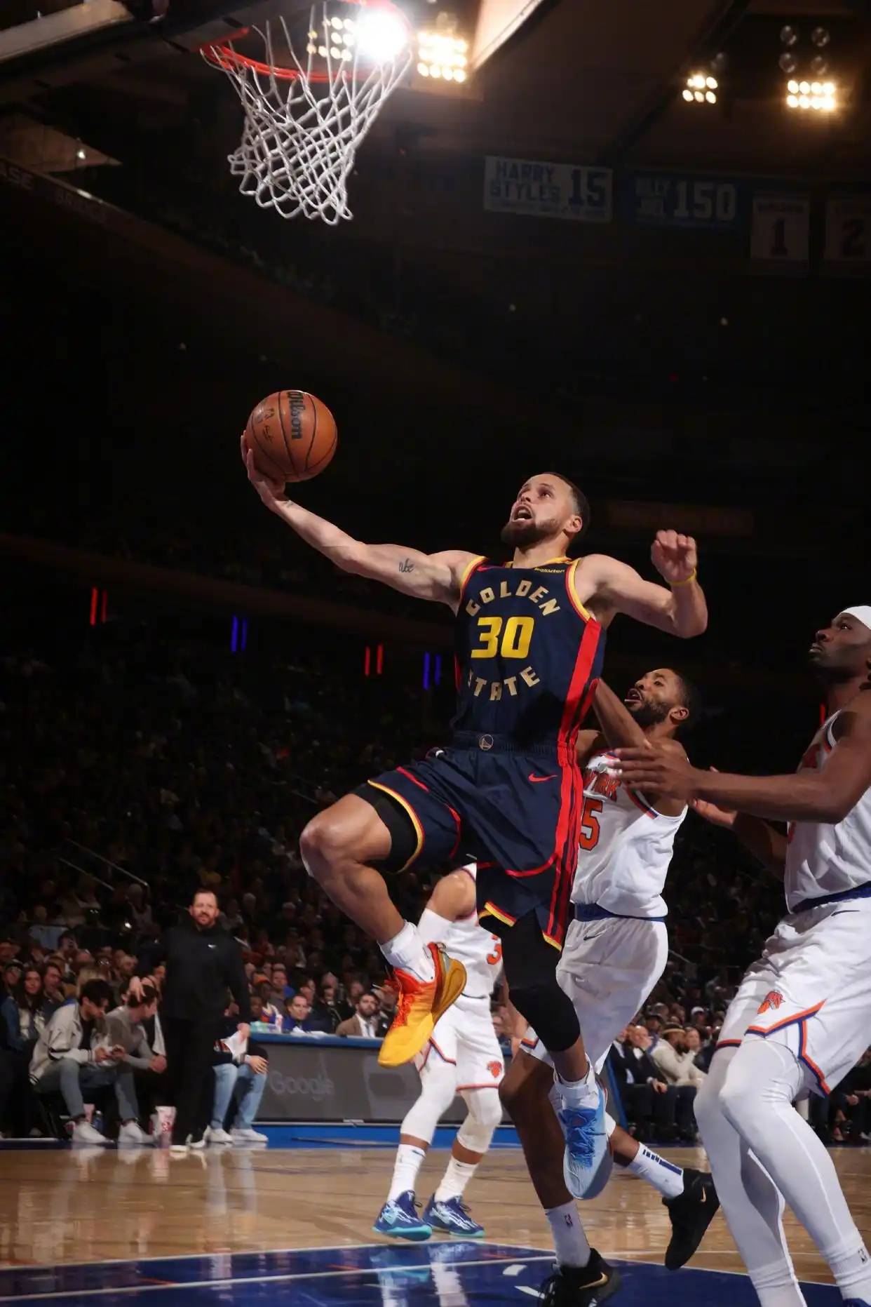 包含勇士客场击败老鹰，斩获三连胜的词条