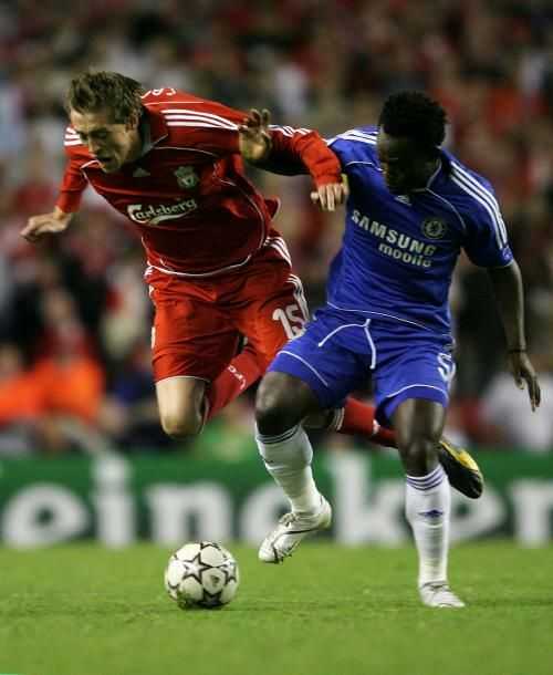 曼城重伤倒地，切尔西全队围拢祈祷，场面感人的简单介绍